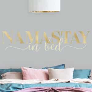 Wandtattoo Namastay in bed Gold